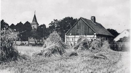 Unter anderem das Haus in der Dorfstraße 1 ist im Jubiläumskalender zu sehen. Erstellt wurde er von Ortschronist Winfried Sträter und der Groß Glienicker Grafikerin Myriam von Pritzbuer.