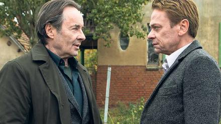 Gestehen Sie endlich! Kommissar Kovak (Uwe Kockisch, links) ist mehr denn je überzeugt, dass Michael Adam (Sylvester Groth) vor zwanzig Jahren gemordet hat.