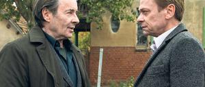 Gestehen Sie endlich! Kommissar Kovak (Uwe Kockisch, links) ist mehr denn je überzeugt, dass Michael Adam (Sylvester Groth) vor zwanzig Jahren gemordet hat.