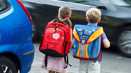 Der sichere Weg zur Schule: Viele Eltern nutzen dafür das Auto. Doch extra Elternhaltestellen sind in Potsdam vorerst nicht geplant.