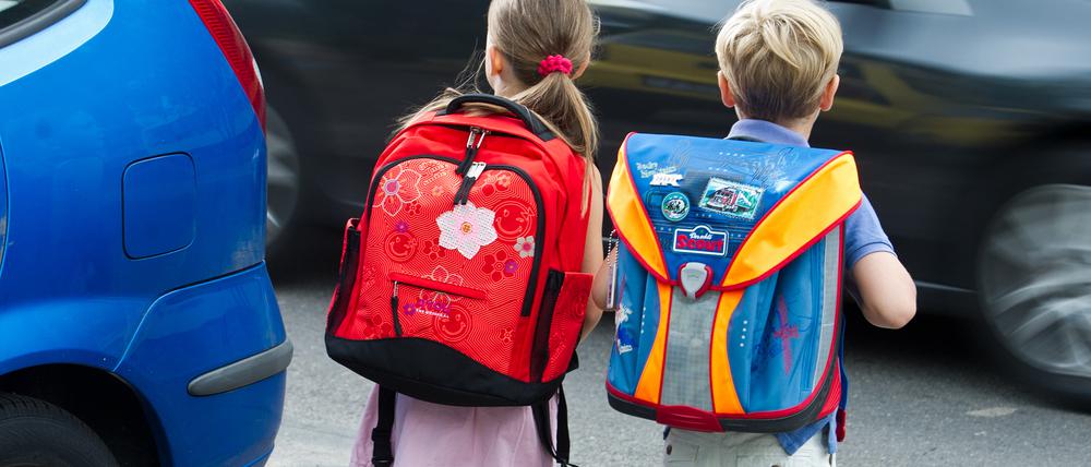 Der sichere Weg zur Schule: Viele Eltern nutzen dafür das Auto. Doch extra Elternhaltestellen sind in Potsdam vorerst nicht geplant.