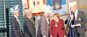 Wiedererkannt. Zum zehnten Mal begrüßt Bundeskanzlerin Angela Merkel beim Tollitätenempfang in Berlin Walter Kassin (2.v.l.). Inzwischen, sagt der Vorsitzende des Karnevalsverbandes Berlin Brandenburg, wisse sie, wo Werder ist und dass dort jährlich das Baumblütenfest gefeiert wird. Von Klaus-Ludwig Fess (r.) hat die Kanzlerin zuvor den Ehrenorden des Bundes Deutscher Karneval verliehen bekommen.