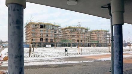 Eingerahmt. Der Platz in den Havelauen ist jetzt von beiden Seiten bebaut.