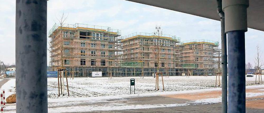 Eingerahmt. Der Platz in den Havelauen ist jetzt von beiden Seiten bebaut.