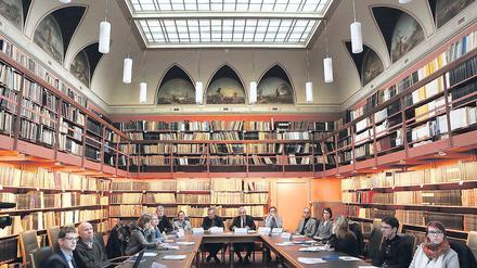 Ein Ort mit Geschichte. Schon vor der Gründung des GFZ wurde auf dem Telegrafenberg geforscht, wie die historische Bibliothek eindrücklich zeigt. Hierhin hatte GFZ-Chef Hüttl (M.r.) zur Pressekonferenz geladen.