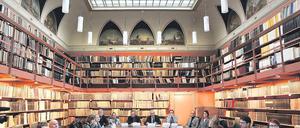 Ein Ort mit Geschichte. Schon vor der Gründung des GFZ wurde auf dem Telegrafenberg geforscht, wie die historische Bibliothek eindrücklich zeigt. Hierhin hatte GFZ-Chef Hüttl (M.r.) zur Pressekonferenz geladen.