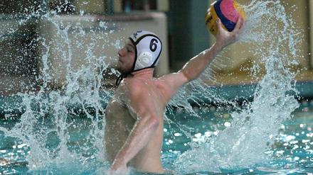 Eins mit dem Wasser und dem Ball. Dennis Strelezkij beherrscht seinen Sport bereits so gut, dass er als 18-Jähriger schon dem deutschen Männer-Nationalteam angehört.