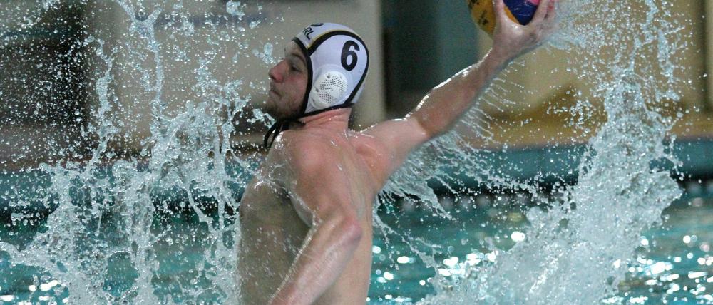 Eins mit dem Wasser und dem Ball. Dennis Strelezkij beherrscht seinen Sport bereits so gut, dass er als 18-Jähriger schon dem deutschen Männer-Nationalteam angehört.