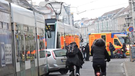 Nach dem Unfall. Ein VW-Transporter nahm einer Tram in der Friedrich-Ebert-Straße die Vorfahrt.