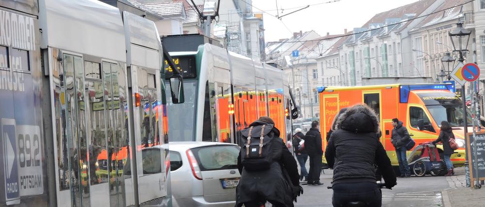 Nach dem Unfall. Ein VW-Transporter nahm einer Tram in der Friedrich-Ebert-Straße die Vorfahrt.