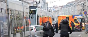 Nach dem Unfall. Ein VW-Transporter nahm einer Tram in der Friedrich-Ebert-Straße die Vorfahrt.