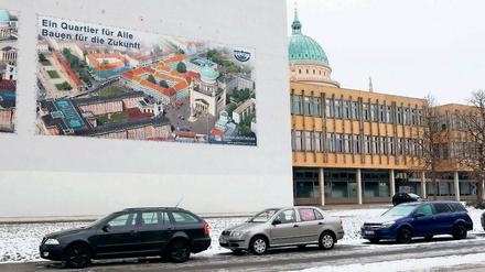 Ausblick und Gegenwart. An der Brandwand der Stadt- und Landesbibliothek ist zu sehen, wie sich der kommunale Sanierungsträger für die Potsdamer Mitte die Innenstadt künftig vorstellt. Die marode Fachhochschule – auf dem Foto rechts – soll abgerissen und mit zwei Wohn- und Geschäftskarrees bebaut werden.