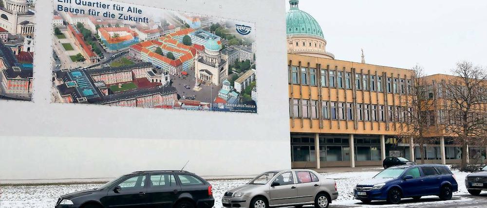 Ausblick und Gegenwart. An der Brandwand der Stadt- und Landesbibliothek ist zu sehen, wie sich der kommunale Sanierungsträger für die Potsdamer Mitte die Innenstadt künftig vorstellt. Die marode Fachhochschule – auf dem Foto rechts – soll abgerissen und mit zwei Wohn- und Geschäftskarrees bebaut werden.