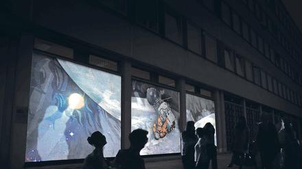 Angeleuchtet. Neun Gebäude werden am Samstag in Potsdams Mitte im besonderen Licht erstrahlen – so auch das Rechenzentrum in der Breiten Straße. Zur vierten Auflage von „Unterwegs im Licht“ gehört auch ein vielfältiges Rahmenprogramm für Erwachsene und Kinder mit Vorträgen, Rundgängen, Lesungen und einem Laternenumzug.