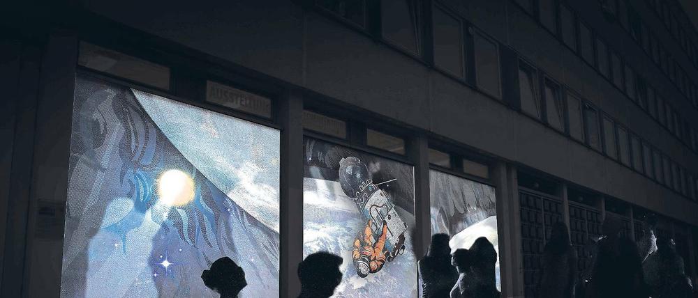 Angeleuchtet. Neun Gebäude werden am Samstag in Potsdams Mitte im besonderen Licht erstrahlen – so auch das Rechenzentrum in der Breiten Straße. Zur vierten Auflage von „Unterwegs im Licht“ gehört auch ein vielfältiges Rahmenprogramm für Erwachsene und Kinder mit Vorträgen, Rundgängen, Lesungen und einem Laternenumzug.