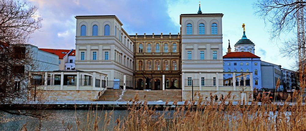 "Ich freue mich, dass am Alten Markt wieder ein Gebäude steht, das zum Ambiente von Potsdam passt und zudem das ganze Umfeld bereichert. Und ich freue mich, dass auch wir Potsdamer jetzt die Möglichkeit haben, die alten Meister zu bewundern, ohne dafür jedes Mal nach Berlin fahren zu müssen." - Bernd Schröder, ehemaliger Trainer von Turbine Potsdam.