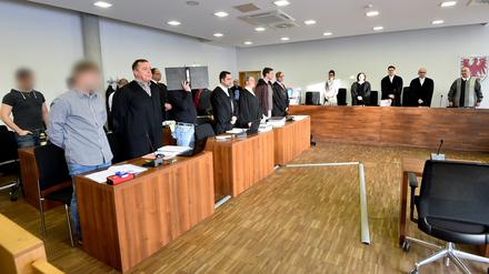 Vor dem Landgericht Potsdam müssen sich sechs Neonazis wegen des Brandanschlags auf ein geplantes Flüchtlingsheim im August 2015 verantworten.