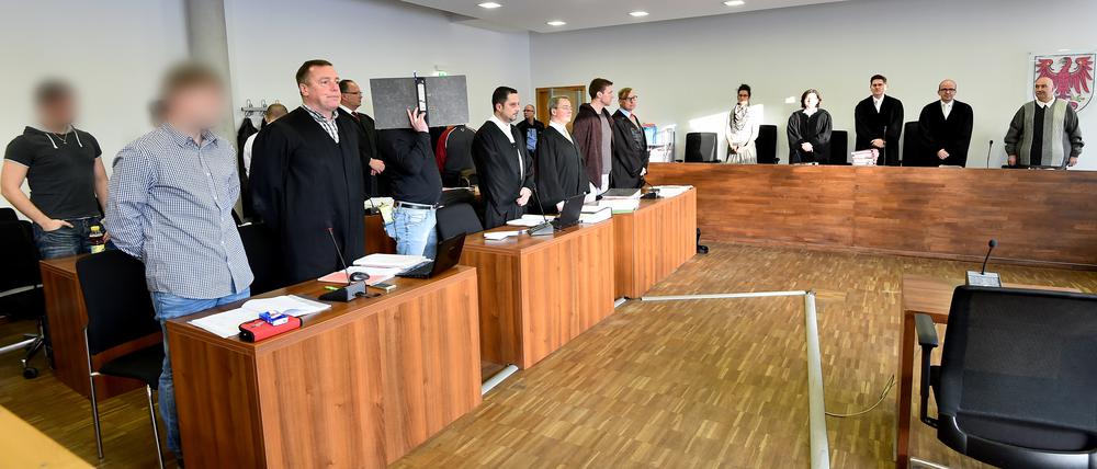 Vor dem Landgericht Potsdam müssen sich sechs Neonazis wegen des Brandanschlags auf ein geplantes Flüchtlingsheim im August 2015 verantworten.