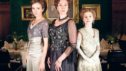 Drei starke Frauen im Hotel Sacher: Martha Aderhold (Julia Koschitz, von li.), Anna Sacher (Ursula Strauss) und Konstanze von Traunstein (Josefine Preuß).
