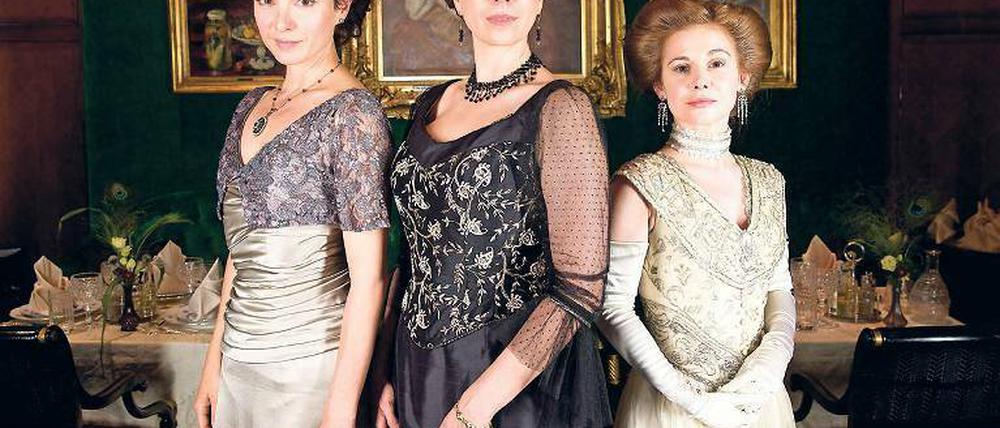 Drei starke Frauen im Hotel Sacher: Martha Aderhold (Julia Koschitz, von li.), Anna Sacher (Ursula Strauss) und Konstanze von Traunstein (Josefine Preuß).