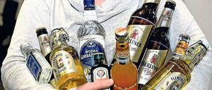 Griff zur Flasche. Laut Bundeszentrale ist jeder achte Jugendliche mindestens einmal im Monat betrunken.