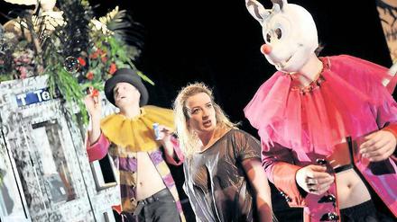 Verwandelt. Nina Gummich (Pauline, l.) und Friedemann Eckert.