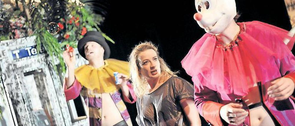 Verwandelt. Nina Gummich (Pauline, l.) und Friedemann Eckert.