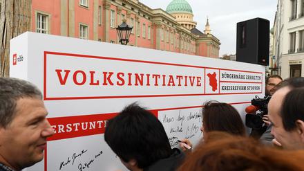 Brandenburgs Landtagsabgeordnete unterschrieben in Potsdam einen Aufruf für eine Volksinitiative zur geplanten Kreisreform. Unterstützung gibt es nun auch von vier Potsdamer Wissenschaftlern.