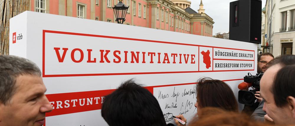 Brandenburgs Landtagsabgeordnete unterschrieben in Potsdam einen Aufruf für eine Volksinitiative zur geplanten Kreisreform. Unterstützung gibt es nun auch von vier Potsdamer Wissenschaftlern.