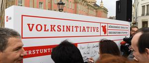 Brandenburgs Landtagsabgeordnete unterschrieben in Potsdam einen Aufruf für eine Volksinitiative zur geplanten Kreisreform. Unterstützung gibt es nun auch von vier Potsdamer Wissenschaftlern.