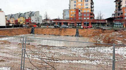 Eis in der Grube. Die Baugrube an der Kanada-Allee ist bereits ausgehoben. Doch derzeit ruhen die Arbeiten – wegen der Witterung, aber offenbar auch weil die Pläne noch nicht genehmigt sind. Die Stadt Teltow verlangt mehr Gewerbeflächen. Anwohner sagen dagegen, diese würden gar nicht gebraucht.