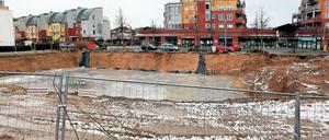 Eis in der Grube. Die Baugrube an der Kanada-Allee ist bereits ausgehoben. Doch derzeit ruhen die Arbeiten – wegen der Witterung, aber offenbar auch weil die Pläne noch nicht genehmigt sind. Die Stadt Teltow verlangt mehr Gewerbeflächen. Anwohner sagen dagegen, diese würden gar nicht gebraucht.