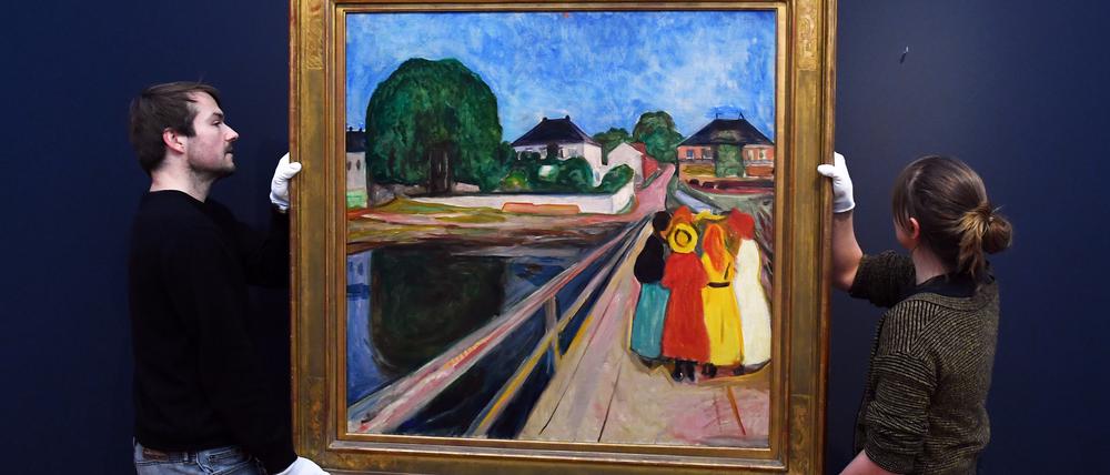 Mitarbeiter des neuen Kunstmuseums Barberini in Potsdam hängen vorsichtig das über 50 Millionen Euro teure Gemälde "Mädchen auf Brücke" des norwegischen Malers Edward Munch (1863-1944) an seinen Platz.