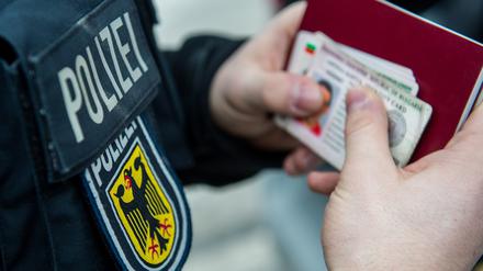 Gerade durch den Personalmangel „im Schwerpunktbereich an der deutsch-polnischen Grenze im Land Brandenburg“ entstehe ein „Überwachungsloch“, zitiert das Prüfamt aus dem Lagebild der Inspektion.