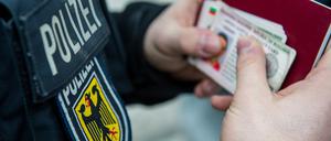 Gerade durch den Personalmangel „im Schwerpunktbereich an der deutsch-polnischen Grenze im Land Brandenburg“ entstehe ein „Überwachungsloch“, zitiert das Prüfamt aus dem Lagebild der Inspektion.