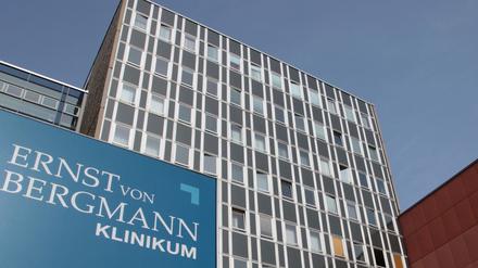Die Darstellung, dass das "Ernst von Bergmann"-Klinikum in Potsdam zu wenig für die Hygiene mache, sei aber falsch, sagte eine Kliniksprecherin den PNN.
