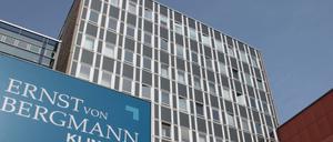 Die Darstellung, dass das "Ernst von Bergmann"-Klinikum in Potsdam zu wenig für die Hygiene mache, sei aber falsch, sagte eine Kliniksprecherin den PNN.