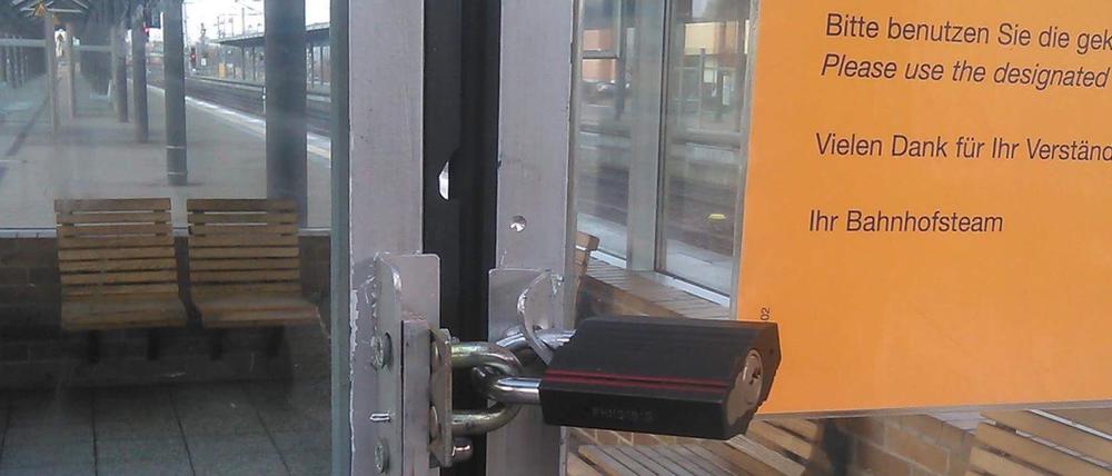 Die Wartehäuschen am Potsdamer Hauptbahnhof waren vorübergehend verschlossen.