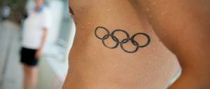 Ein Schwimmer trägt im Schwimmzentrum Sportpark Luftschiffhafen Potsdam die Olympischen Ringe als Tätowierung.