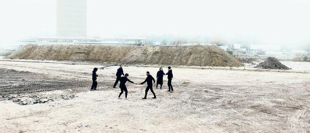 Endlose Kreise. Choreographie von Kat Válastur „Ah! Oh! A Contemporary Ritual“, hier auf einer Berliner Wiese getanzt.