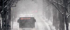 Schneegestöber. Ein Bus auf glatter Straße nahe Dreilinden.