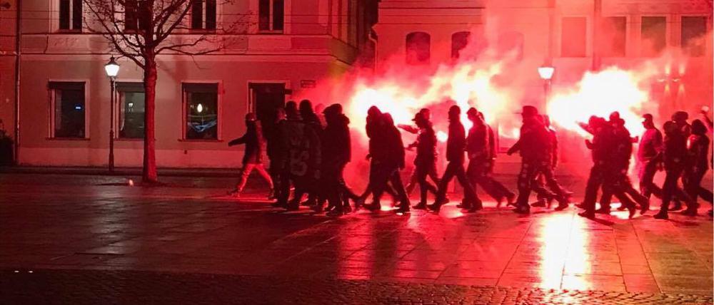 Ungestört konnten die Neonazis am Freitagabend durch Cottbus marschieren.