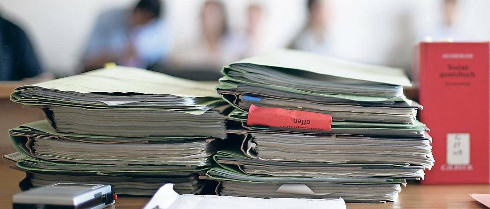 Aktenberge. Die vier gemeinsamen Obergerichte von Berlin und Brandenburg sind zunehmend blockiert – vor allem durch Führungslosigkeit. Die Chefposten dort sind regelmäßig über Monate und Jahre unbesetzt.