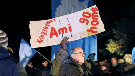 Protest mit DDR-Nostalgie. Die Linke demonstrierte gegen US-Truppen und sang: „Kleine weiße Friedenstaube“.
