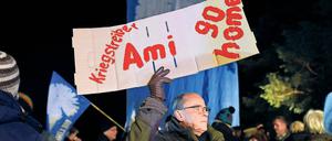 Protest mit DDR-Nostalgie. Die Linke demonstrierte gegen US-Truppen und sang: „Kleine weiße Friedenstaube“.