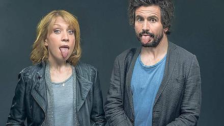 Wer ist hier der wahre Einstein? Tom Beck spielt in der neuen Sat1-Serie zwar den unehelichen Nachkommen des berühmten Physikgenies, doch im wahren Leben hat Serienkollegin Annika Ernst nicht nur ein 1er-Abitur, sondern feiert auch noch am selben Tag Geburtstag wie der Nobelpreisträger.