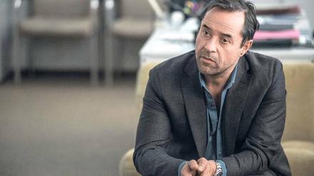 Schlicht Holzer, ohne Herr davor oder Vornamen. Jan Josef Liefers spielt den ZDF-Kommissar quasi als Kontrastprogramm zum versnobten „Tatort“-Rechtsmediziner.