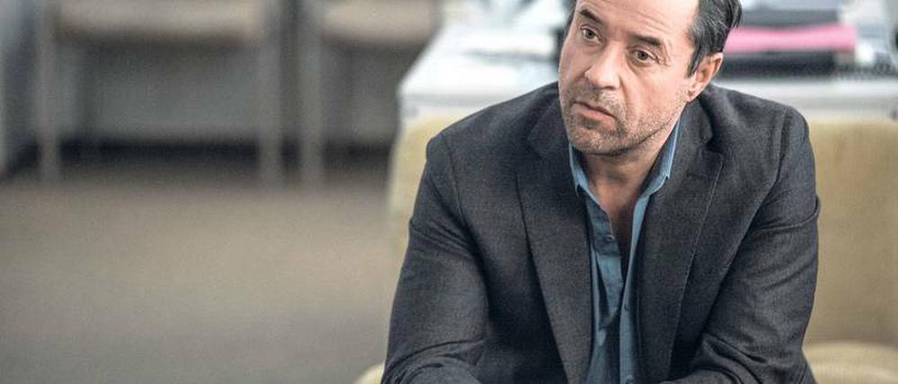 Schlicht Holzer, ohne Herr davor oder Vornamen. Jan Josef Liefers spielt den ZDF-Kommissar quasi als Kontrastprogramm zum versnobten „Tatort“-Rechtsmediziner.