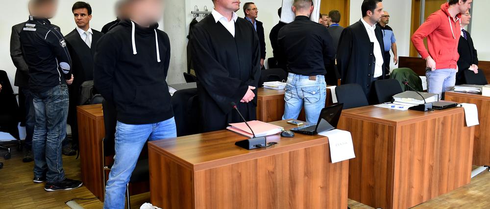 Mehrere Nauener Neonazis müssen sich vor dem Potsdamer Gericht für eine Reihe von Straftaten verantworten. Anstifter soll NPD-Politiker Maik Schneider (rechts) sein.
