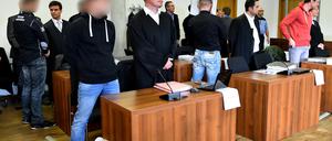 Mehrere Nauener Neonazis müssen sich vor dem Potsdamer Gericht für eine Reihe von Straftaten verantworten. Anstifter soll NPD-Politiker Maik Schneider (rechts) sein.